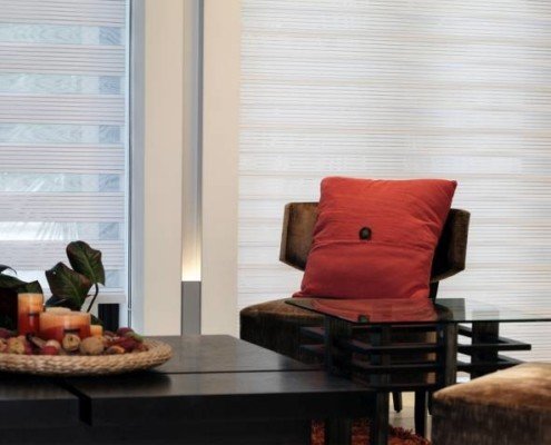 A cortina Coleção Double Movement oferece charme e modernidade aos ambientes. Pode ser aplicada em vãos de janelas e no teto. Sua composição é 100% Poliéster