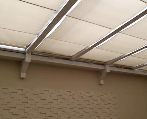 Romana Skywindow é uma solução belíssima para cobertura de claraboias, tetos de vidro ou outro material translucido.